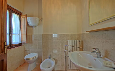 Casa Catia: Baño, Propiedad, Habitación, Baño, Arreglo De Tubería, Lavabo Del Baño, Pared, Asiento Del Baño, Suelo, Lavabo