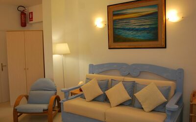 Murex: Habitación, Mueble, Propiedad, Sala, Diseño De Interiores, Pared, Sofá, Comodidad, Mesa, Suite