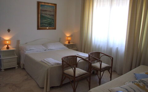 Appartamento - Le Finestre: Habitación, Cama, Mueble, Habitación, Propiedad, Marco De La Cama, Suelo, Sábana, Pared, Colchón