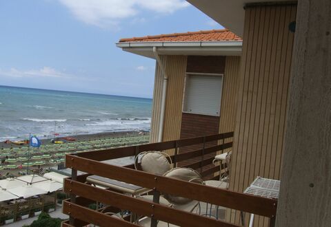 Appartamento - Le Finestre: Propiedad, Playa, Mar, Vacaciones, Casa, Cielo, Edificio, Madera, Bienes Raíces, Habitación