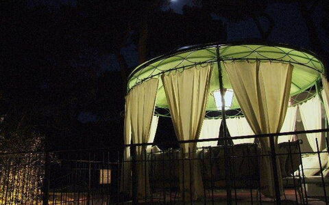 Villa Pineta: Noche, Ligero, Arquitectura, Cielo, Hierro, Árbol, Medianoche, Edificio