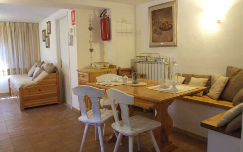 Villa Pineta: Habitación, Mueble, Propiedad, Diseño De Interiores, Edificio, Mesa, Comedor, Suelo, Casa, Sala