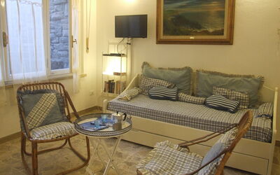 Buganvillea: Habitación, Mueble, Propiedad, Diseño De Interiores, Mesa, Suelo, Sala, Edificio, Casa, Mesa De Café