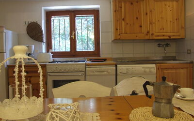 Camelia: Habitación, Mueble, Mostrador, Cocina, Diseño De Interiores, Mesa, Casa, Casa, Suelo, Gabinetes