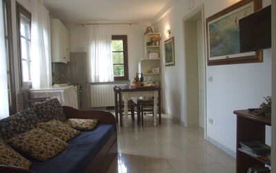 Erica: Marco, Mueble, Mesa, Ventana, Sofá, Edificio, Madera, Diseño De Interiores, Sala, Casa