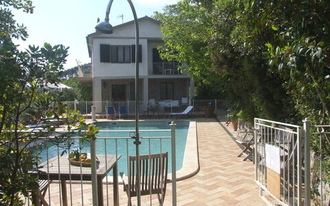 Villa Il Castagno: Planta, Propiedad, Edificio, Cielo, Agua, Árbol, Ventana, Cerca, Sombra, Casa