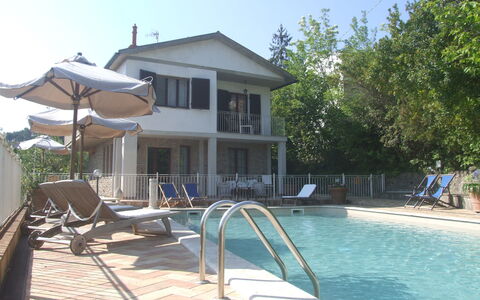 Villa Il Castagno: Agua, Cielo, Edificio, Piscina, Planta, Mueble Para Exteriores, Sombra, Sunlounger, Casa, Árbol