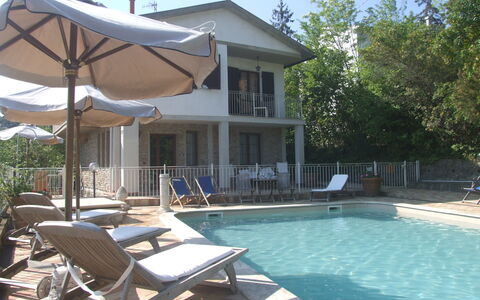 Villa Il Castagno: Agua, Propiedad, Planta, Cielo, Piscina, Azur, Sombra, Mueble Para Exteriores, Silla, Diseño De Interiores