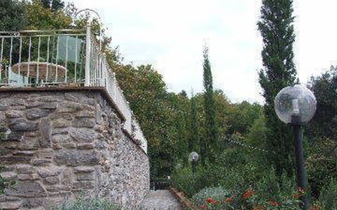 Villa Il Castagno: Vegetación, Árbol, Pared, Arbusto, Jardín, Botánica, Planta, Arquitectura, Casa, Hierba