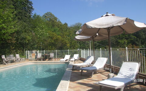 Villa Il Castagno: Agua, Cielo, Planta, Mueble, Piscina, Paraguas, Mueble Para Exteriores, Sombra, Árbol, Edificio