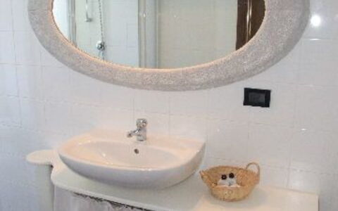 Villa Il Castagno: Baño, Espejo, Propiedad, Habitación, Lavabo Del Baño, Mueble De Baño, Accesorio De Baño, Lavabo, Baño, Arreglo De Tubería