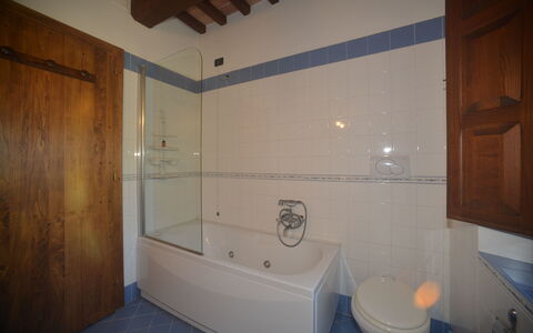 Casale Biancospino: Baño, Habitación, Propiedad, Arquitectura, Casa, Diseño De Interiores, Edificio, Arreglo De Tubería, Bañera, Loseta