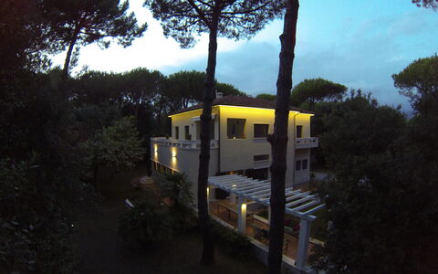 Marina Dei Ronchi Prestige: Árbol, Cielo, Casa, Arquitectura, Paisaje, Vehículo, Casa