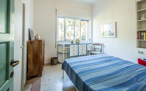 Marina Dei Ronchi Prestige: Habitación, Habitación, Mueble, Cama, Propiedad, Sábana, Marco De La Cama, Suelo, Edificio, Diseño De Interiores