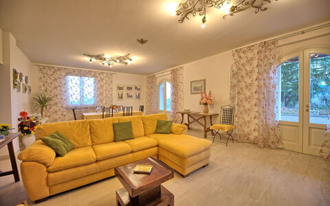 Villa Gaville: Sala, Habitación, Propiedad, Mueble, Diseño De Interiores, Edificio, Amarillo, Bienes Raíces, Casa, Techo