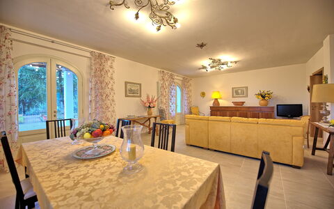 Villa Gaville: Habitación, Propiedad, Diseño De Interiores, Edificio, Mueble, Techo, Amarillo, Comedor, Casa, Casa